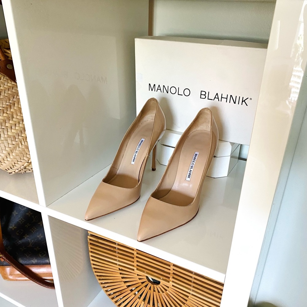 MANOLO Blahnik Nude Patent Pumps - Picture 3 of 6